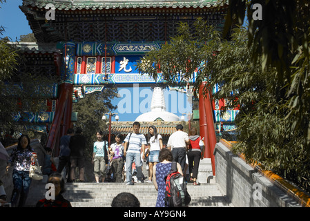 Le fasi fino al Dagoba bianco su Jade isolotto Gongyuan Beihai Pechino CINA Foto Stock