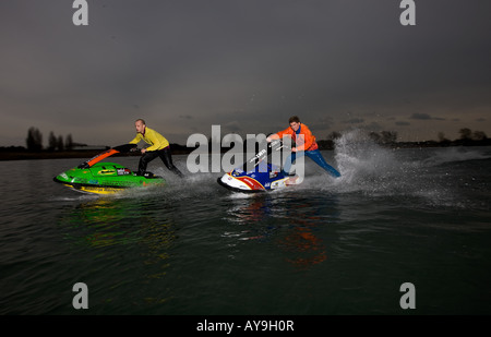 Due uomini jet ski racing, velocità e rivalità Foto Stock