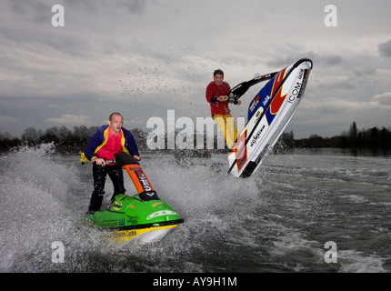 Due uomini jet ski racing, velocità e rivalità Foto Stock