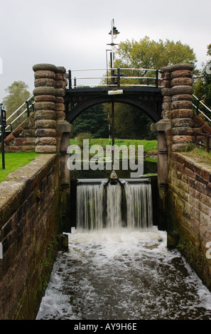 Chiusa a Vale Royal si blocca sul fiume Weaver Cheshire Foto Stock