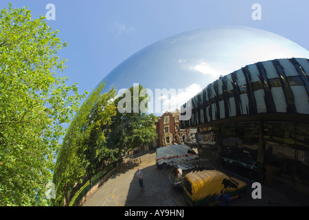 Anish Kapour è in acciaio inox a specchio di cielo al di fuori del Nottingham Playhouse Foto Stock