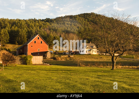 A farmhouse and barn in rural Vermont Foto Stock