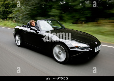 JAMES MARTIN ALLA GUIDA DELLA HONDA S 2000 CONVERTIBILE IN CAMPAGNA Foto Stock