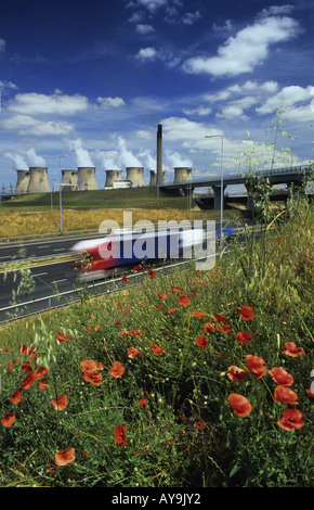 Per i veicoli che circolano sulla autostrada M62 a giunzione holmfield da ferrybridge power station Yorkshire Regno Unito Foto Stock