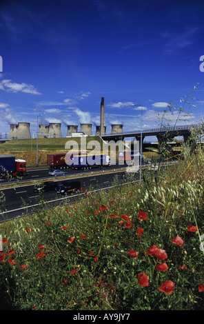 Per i veicoli che circolano sulla autostrada M62 a giunzione holmfield da ferrybridge power station Yorkshire Regno Unito Foto Stock