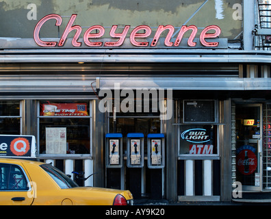 Tradizionale American Diner con dettagli cromati in New York STATI UNITI D'AMERICA con yellow cab/taxi fuori Foto Stock