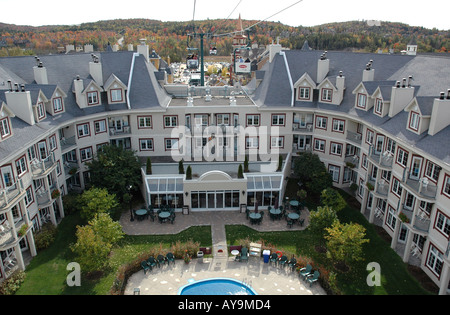 Mt Tremblant holiday village center dalla funivia attraverso il tetto dell'hotel, Canada, Québec Foto Stock