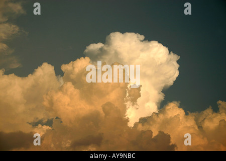 La calma prima della tempesta nuvole International Drive Florida Stati Uniti d'America Foto Stock