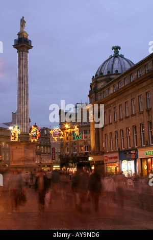La gente a fare shopping lungo Grainger Street nel tardo pomeriggio a Newcastle Upon Tyne Regno Unito Foto Stock