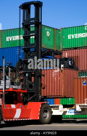 Utilizzando un servizio specializzato di sollevare maritime container è impilato per lo stoccaggio a una struttura di contenitore in Jersey City NJ Foto Stock