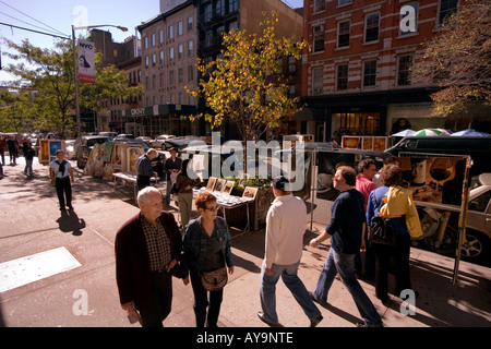 Domenica passeggini su West Broadway nel quartiere di SoHo a Sud di Houston Street a Manhattan New York City ispezione tecnica sul display Foto Stock