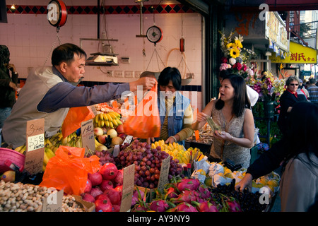 Acquisto di pesce fresco al appeso Lee marciapiede mercato sul Canal Street nel quartiere di Chinatown di Lower Manhattan New York City Foto Stock