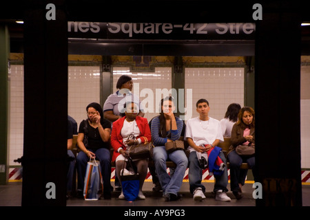 I passeggeri di età diverse etnie e attendere per un treno della metropolitana in Manhattan New York City Foto Stock