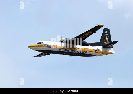 La FH227 aerei della US Army Golden knights parachute team display Foto Stock