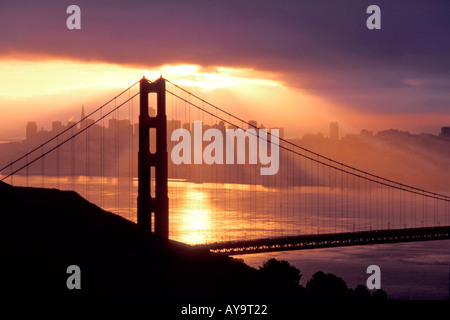 Dio di raggi di luce che brilla sopra il Golden Gate Bridge che mostra la skyline di San Francisco in California negli Stati Uniti d'America Foto Stock