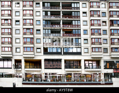 Edificio di appartamenti , blu balconi in centro, bianco su entrambi i lati, sul lungomare. Foto Stock