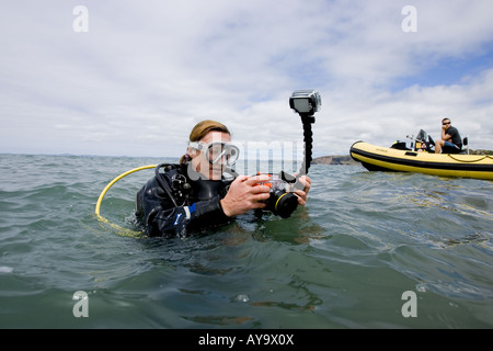 Scuba Diver regolazione della telecamera in maschera subacquea Foto Stock