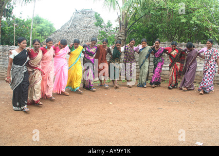 Koya donne tribali di eseguire Laya dance Kuturu village Foto Stock