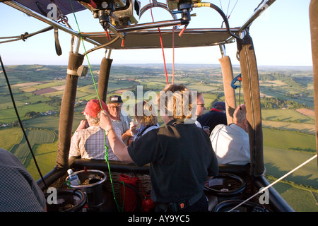 Persone in volo in mongolfiera sopra Devon England Foto Stock