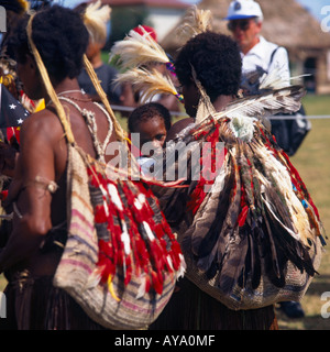 Tribeswomen femmina da Papua Nuova Guinea trasportare sacchi sulle spalle e uno con il bambino al Festival delle Arti del Pacifico Foto Stock