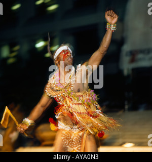 Ballerino maschio di Raun Raun gruppo teatrale da Papua Nuova Guinea indossa big shell collana al Festival delle Arti del Pacifico Foto Stock