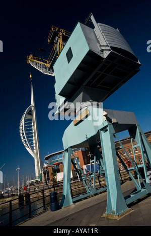 Il misuratore 170 alta Spinnaker Tower al di là di una gru di banchina a Portsmouth docks, Hampshire, Regno Unito. Foto Stock