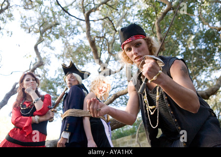 Una principessa in un abito viola e un ufficiale della marina tenuta prigioniera da pirati armati Foto Stock