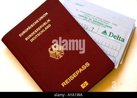 Passaporto tedesco con chip biometrico (ePass) e una carta di migrazione per il Brasile Foto Stock