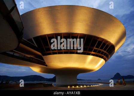 Museo di Arte Conteporary (Museu de Arte Contemporânea, MAC) dell'architetto Oscar Niemeyer e vista sul Rio de Janeiro di zucchero Foto Stock