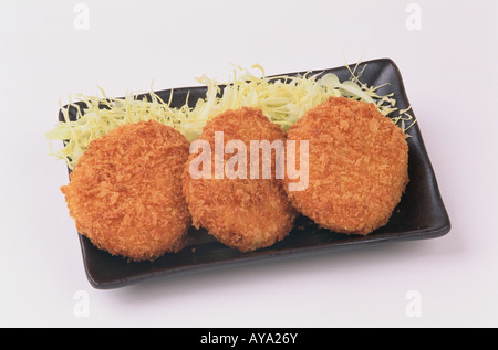Crocchette di purè di patate su piastra Foto Stock