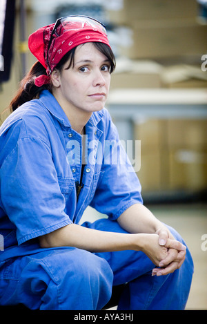 Lavoratore di sesso femminile in un magazzino di stoccaggio Foto Stock