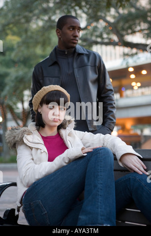 Giovani contemplativa inter-razziale matura in un parco della città Foto Stock