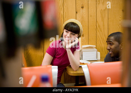 Gli amici a pranzo in un ristorante Foto Stock