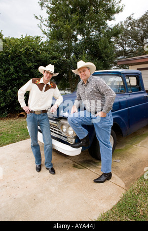 Ritratto di Tex-Mex padre e figlio da un pick-up truck davanti la casa Foto Stock