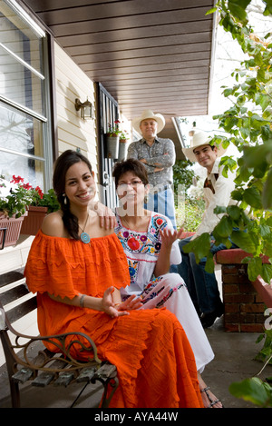 Ritratto di un allegro Tex-Mex famiglia nel portico di casa Foto Stock