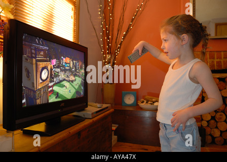 4 anno-vecchia ragazza guardando cartoni animati in televisione a casa nel Suffolk, Regno Unito. Foto Stock