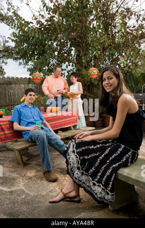 Una famiglia Mexican-American godendo di un picnic nel cortile Foto Stock