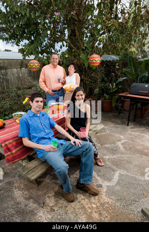 Una famiglia Mexican-American godendo di un picnic nel cortile Foto Stock