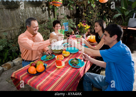 Famiglia Mexican-American godendo di un picnic nel giardino di casa Foto Stock