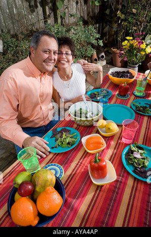 Famiglia Mexican-American godendo di un picnic nel giardino di casa Foto Stock