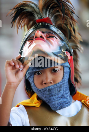 Filippine: boy in Moriones maschere in occasione dell'annuale festival Moriones Foto Stock
