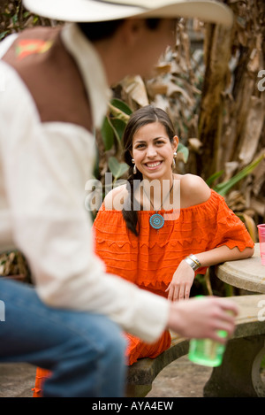 Sorridente giovane donna messicana guardando il giovane uomo Foto Stock