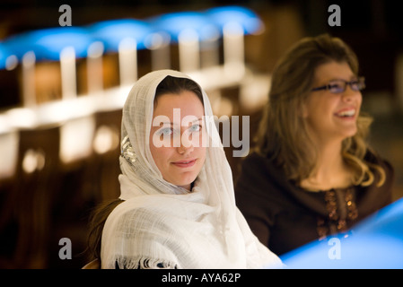 Due giovani donne seduti nella sala di lettura della biblioteca Foto Stock