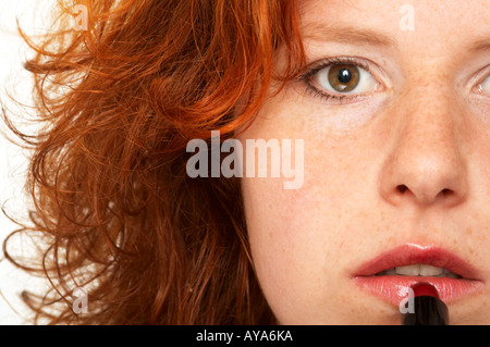 Giovane donna si applica il rossetto Foto Stock