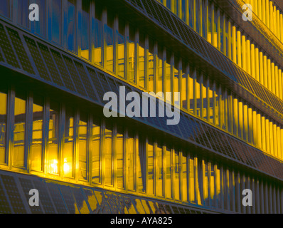 Pannelli solari in Northumbria Edificio, Università di Northumbria, Newcastle upon Tyne, Tyne & Wear, Inghilterra, Regno Unito. Foto Stock