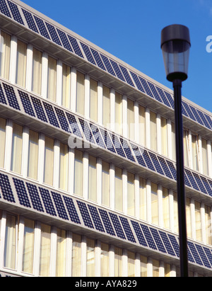 Celle fotovoltaiche sulla "Northumbria edificio", Università di Northumbria, Newcastle upon Tyne, Tyne & Wear, Inghilterra, Regno Unito. Foto Stock
