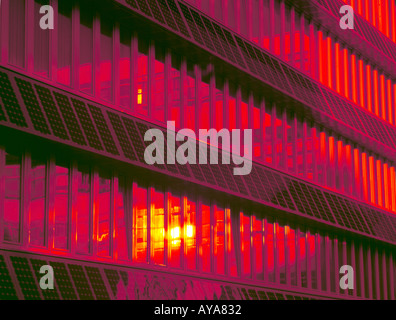 Celle fotovoltaiche sulla "Northumbria edificio", Università di Northumbria, Newcastle upon Tyne, Tyne and Wear, Inghilterra, Regno Unito. Foto Stock