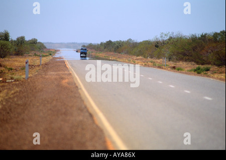 Aria calda il riverbero sulla strada asfaltata Stuart Highway Territorio del Nord Australia Foto Stock