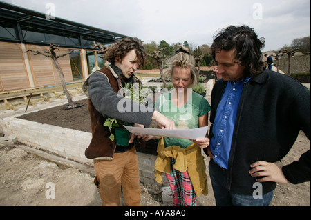 Celebrity giardiniere Dan Pearson lavorando sul nuovo giardino murato a Broughton Hall per discutere i piani con i proprietari Foto Stock