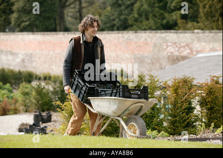 Celebrity giardiniere Dan Pearson lavorando sul nuovo giardino murato a Broughton Hall Foto Stock